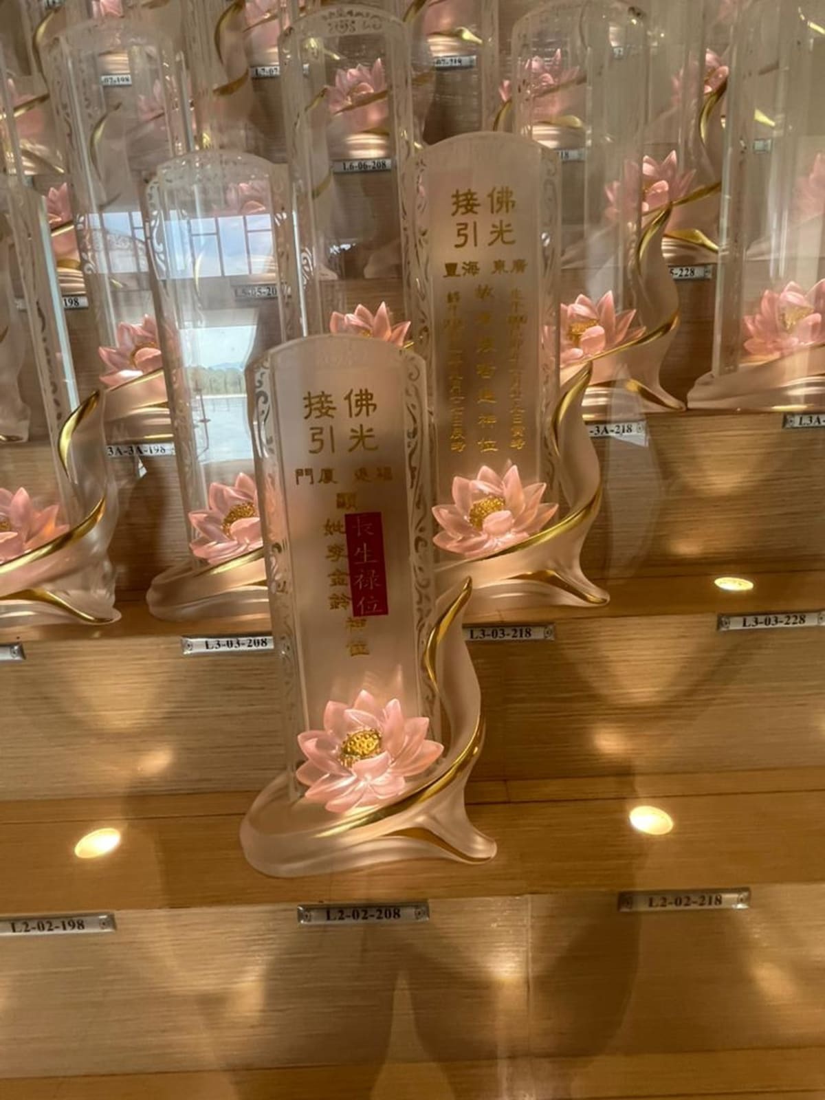 水晶玻璃神主牌，金边与粉色莲花设计